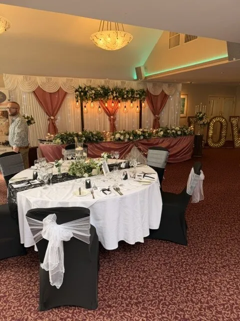 A dressed top table with a floral garland at the Mount Pleasant Hotel